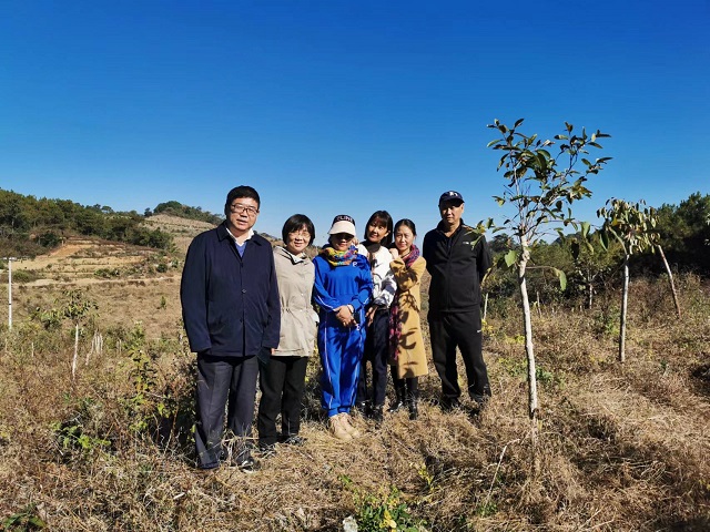 调研组一行在诃子基地.jpg