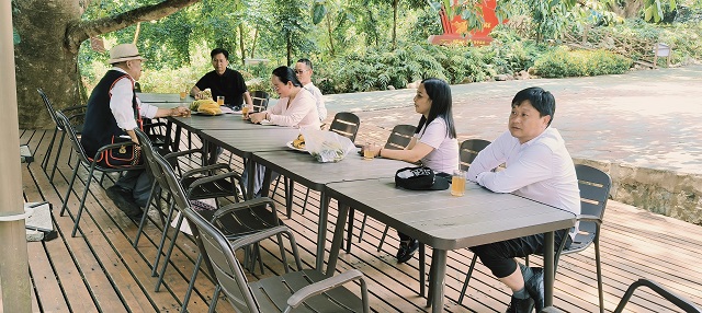 与老支书座谈.jpg