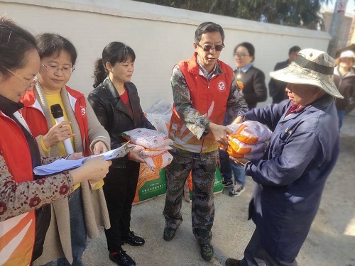 马桑箐村农户领取玉米种子.jpg