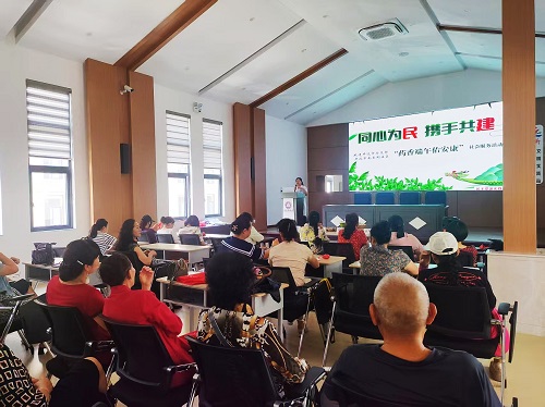 图为：民建开远市总支部以讲座形式向南正街社区居民普及中药知识.jpg
