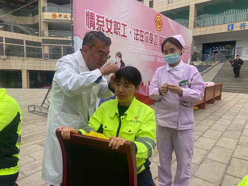 图为：罗旭参加开远市2024年“劳模惠居民”服务。.jpg