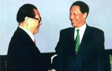 1997年江泽民与成思危握手交谈